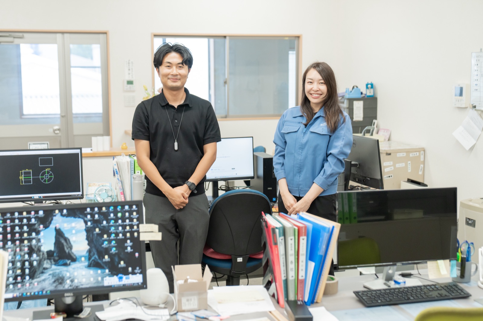 間瀬工業様の事務所で、AIで作った見積の叩き台を確認する様子