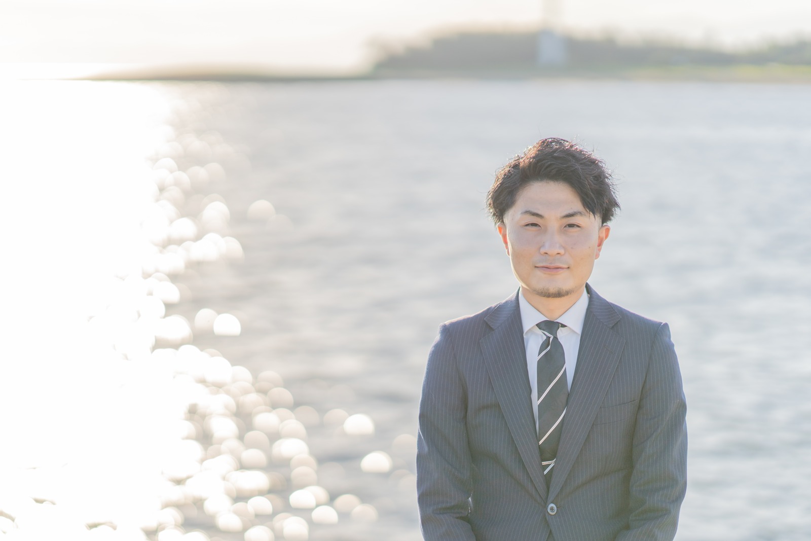 海を背景にしたFREE代表・菊池平祐